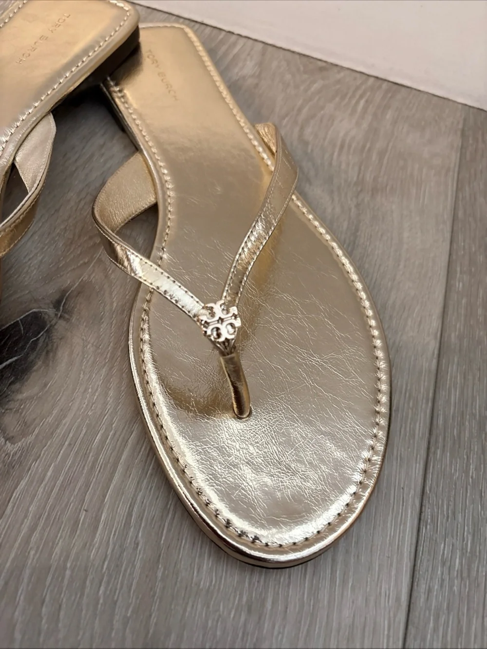 NWOB  $178 Tory Burch Classic Flip Flop Sparkle Gold Sz 10 Logo